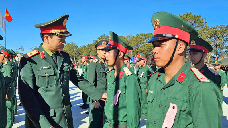 Thiếu tướng Trần Danh Khải, Chính ủy Học viện Lục quân thăm hỏi các chiến sĩ mới. Thiếu tướng Trần Danh Khải, Chính ủy Học viện Lục quân thăm hỏi các chiến sĩ mới.