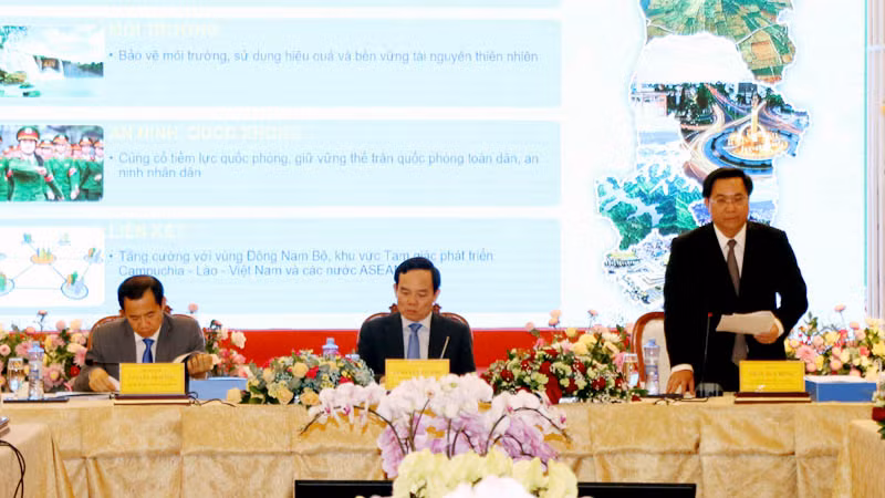 Đại diện Bộ Kế hoạch và Đầu tư trình bày khái quát nội dung Quy hoạch vùng Tây Nguyên.