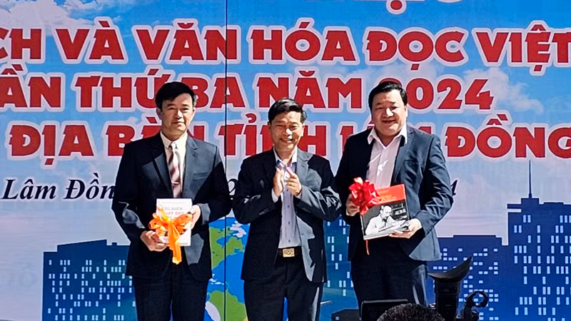 Sở Thông tin và Truyền thông Lâm Đồng trao sách, báo, tạp chí tặng thư viện tỉnh và thư viện Trường Đại học Đà Lạt.