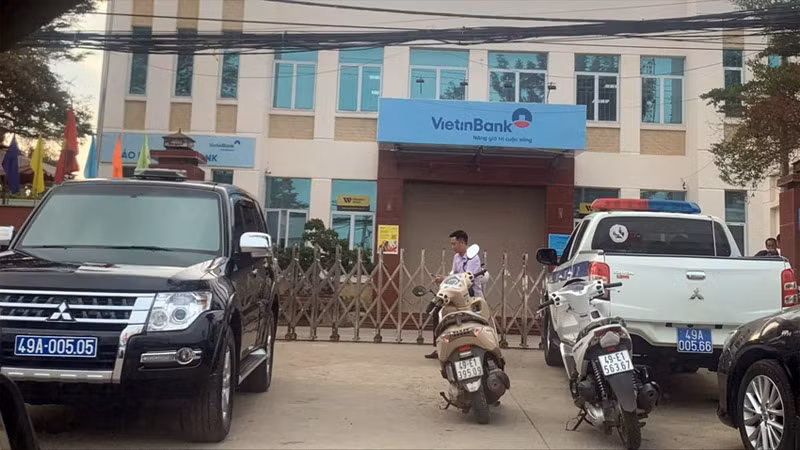Cơ quan chức năng phong tỏa để khám nghiệm hiện trường. Cơ quan chức năng phong tỏa để khám nghiệm hiện trường.