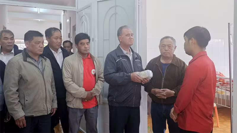 Đại diện người dân Tổ dân phố Thánh Mẫu, phường 7, thành phố Đà Lạt thăm hỏi, hỗ trợ gia đình 3 nạn nhân vụ hỏa hoạn.