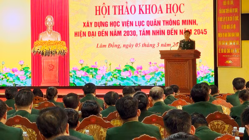 Thiếu tướng Đỗ Minh Xương, Giám đốc Học viện Lục quân phát biểu ý kiến tại hội thảo.