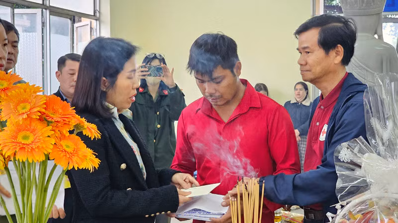 Khi nghe tin dữ, anh Vòng Duy Anh (quê ở Đồng Nai, đang làm thuê tại tỉnh Bình Thuận) đã tức tốc đón xe lên Đà Lạt. Khi nghe tin dữ, anh Vòng Duy Anh (quê ở Đồng Nai, đang làm thuê tại tỉnh Bình Thuận) đã tức tốc đón xe lên Đà Lạt.