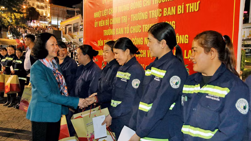 Đồng chí Trương Thị Mai trò chuyện với các lao công đang làm việc trong đêm giao thừa tại thành phố Đà Lạt.