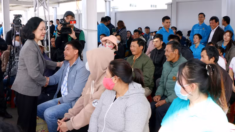 Đồng chí Trương Thị Mai thăm hỏi, động viên người lao động khu công nghiệp Phú Hội.