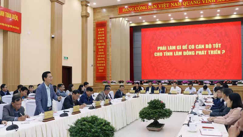 Đại biểu phát biểu ý kiến tại buổi gặp mặt. Đại biểu phát biểu ý kiến tại buổi gặp mặt.