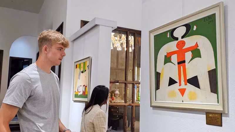 Du khách nước ngoài đến với triển lãm "Nguồn cội". Du khách nước ngoài đến với triển lãm "Nguồn cội".