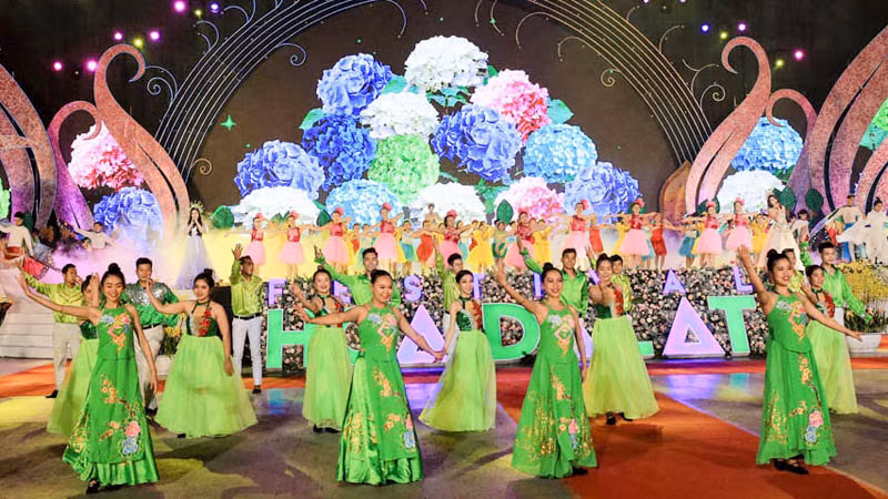 Tiết mục biểu diễn nghệ thuật tại Festival hoa Đà Lạt.