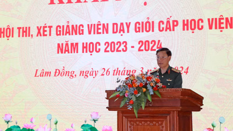 Thiếu tướng Đỗ Minh Xương, Giám đốc Học viện Lục quân, Chủ tịch Hội đồng thi phát biểu tại lễ khai mạc hội thi.