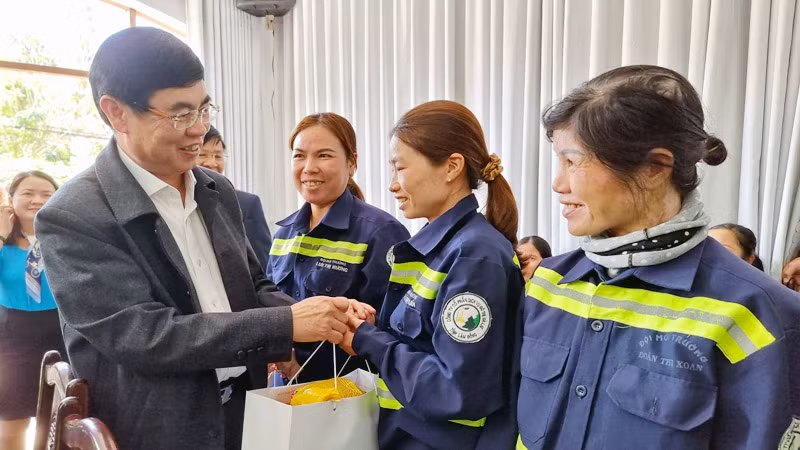 Phó Bí thư thường trực Tỉnh ủy, Trưởng đoàn Đại biểu Quốc hội tỉnh Lâm Đồng Trần Đình Văn trao quà Tết tặng người lao động Công ty cổ phần dịch vụ đô thị Đà Lạt. Phó Bí thư thường trực Tỉnh ủy, Trưởng đoàn Đại biểu Quốc hội tỉnh Lâm Đồng Trần Đình Văn trao quà Tết tặng người lao động Công ty cổ phần dịch vụ đô thị Đà Lạt.