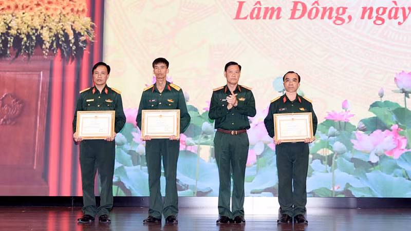 Giám đốc Học viện Lục quân trao bằng khen, giấy khen tặng các giảng viên đạt thành tích cao trong hội thi. Giám đốc Học viện Lục quân trao bằng khen, giấy khen tặng các giảng viên đạt thành tích cao trong hội thi.