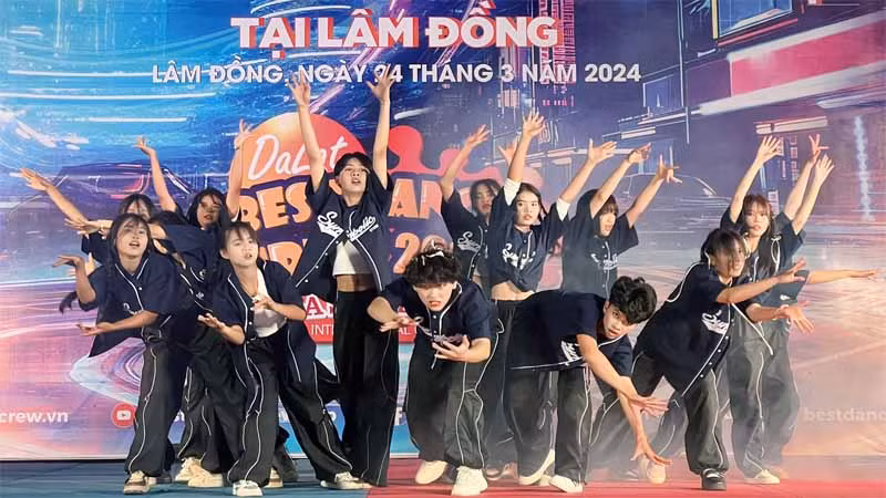 Nhóm nhảy tham gia vòng loại.