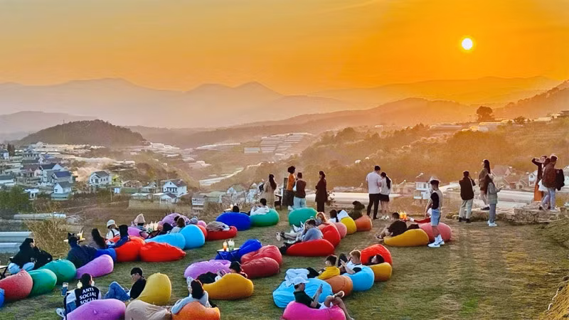 Du khách với khung cảnh Đà Lạt hoàng hôn.