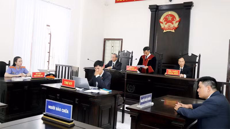 Hội đồng xét xử tuyên án đối với 2 bị cáo Quang và Bích.
