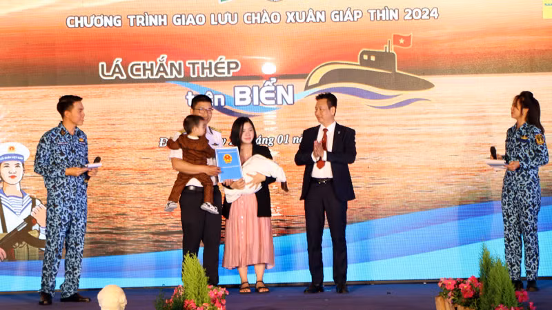 Đại diện Phòng Giáo dục và Đào tạo huyện Đức Trọng trao món quà ý nghĩa là quyết định chuyển công tác cho cô giáo Thủy về dạy học gần nhà.
