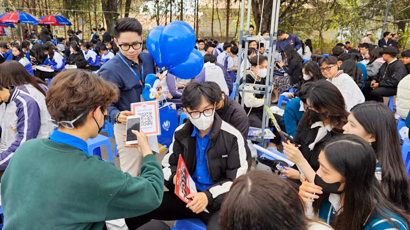 Các trường đại học sử dụng công nghệ để "tiếp thị" nhà trường đến các học sinh.