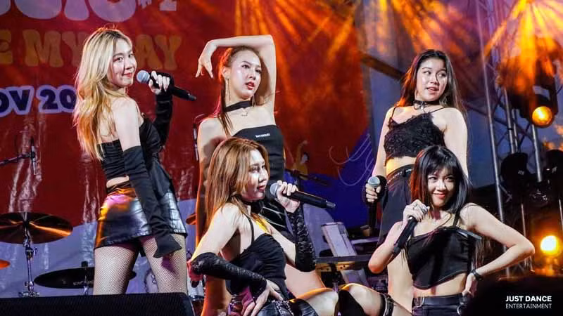 Nhóm nhạc Thái Lan De GIFT’ sẵn sàng "bùng cháy” trên sân khấu Dalat Best Dance Crew 2024 – Hoa Sen Home International Cup. Nhóm nhạc Thái Lan De GIFT’ sẵn sàng "bùng cháy” trên sân khấu Dalat Best Dance Crew 2024 – Hoa Sen Home International Cup.