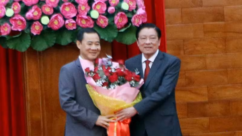 Đồng chí Phan Đình Trạc chúc mừng đồng chí Nguyễn Thái Học.