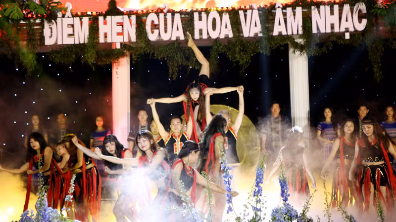 Tiết mục nghệ thuật mang âm hưởng Tây Nguyên tại đêm khai mạc. Tiết mục nghệ thuật mang âm hưởng Tây Nguyên tại đêm khai mạc.