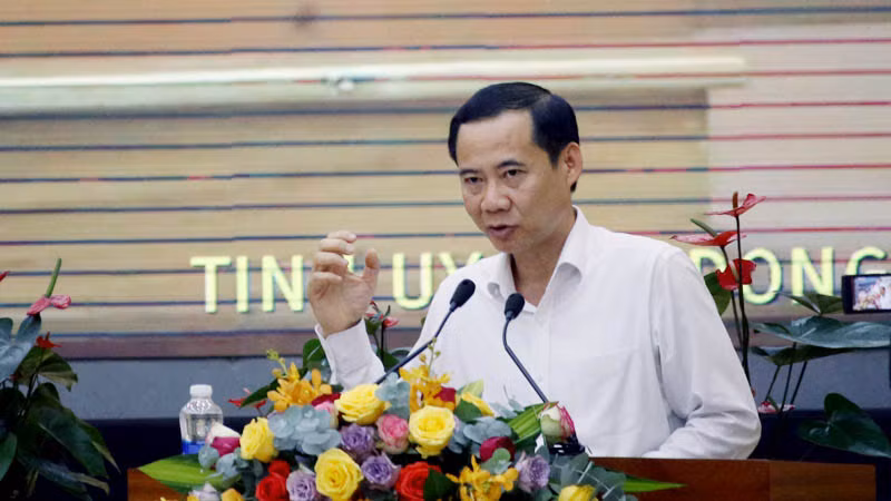 Quyền Bí thư Tỉnh ủy Lâm Đồng phát biểu ý kiến tại hội nghị. Quyền Bí thư Tỉnh ủy Lâm Đồng phát biểu ý kiến tại hội nghị.