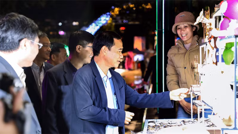 Lãnh đạo tỉnh Lâm Đồng tham quan các gian hàng lưu niệm tại phố đi bộ Trần Quốc Toản.