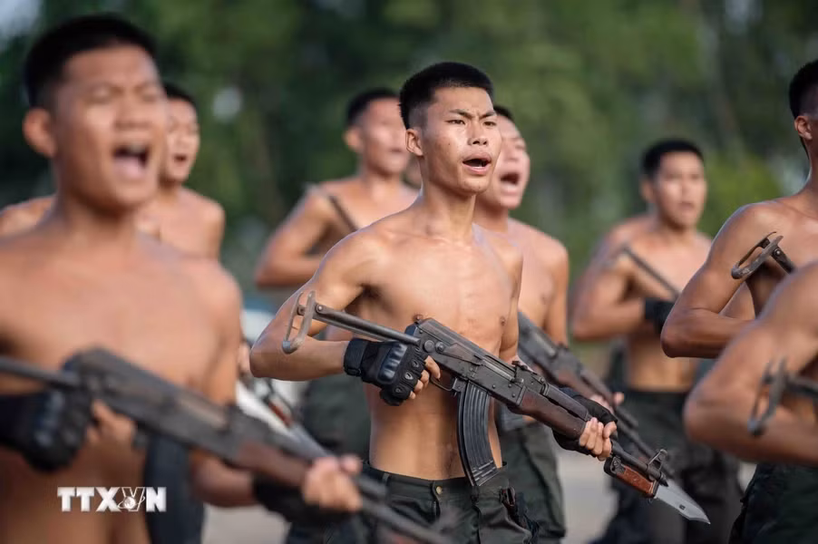 Chương trình huấn luyện của các chiến sí Cảnh sát cơ động chống khủng bố luôn dày đặc từ 5 giờ sáng đến 9 giờ tối. Từ rèn luyện thể lực cho đến kỹ năng võ thuật, sử dụng vũ khí... đều đòi hỏi 100% cán bộ chiến sĩ phải nỗ lực hết mình. (Ảnh: TTXVN)