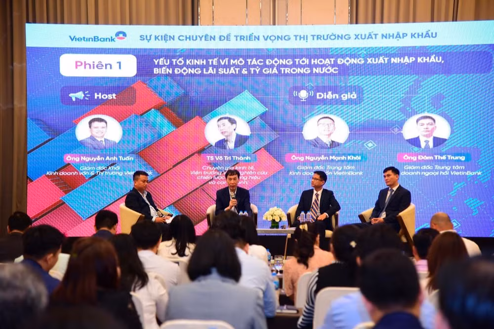 Phiên 1 với chủ đề “Yếu tố kinh tế vĩ mô tác động tới các lĩnh vực xuất nhập khẩu", biến động lãi suất và tỷ giá trong nước”. Phiên 1 với chủ đề “Yếu tố kinh tế vĩ mô tác động tới các lĩnh vực xuất nhập khẩu", biến động lãi suất và tỷ giá trong nước”.