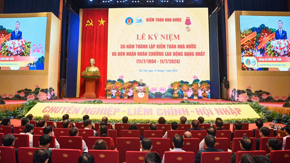 Quang cảnh lễ kỷ niệm 30 năm thành lập Kiểm toán Nhà nước và đón nhận Huân chương Lao động hạng Nhất. (Ảnh: DUY LINH)