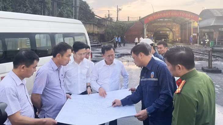 Lãnh đạo tỉnh Quảng Ninh đang chỉ đạo công tác cứu hộ tại hầm lò Công ty than Quang Hanh, Thành phố Cẩm Phả.
