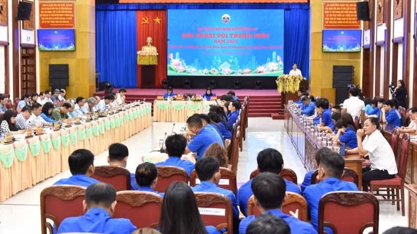 Quang cảnh hội nghị đối thoại với thanh niên.