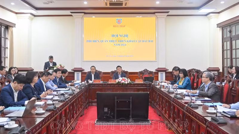 Các đại biểu dự Hội nghị tại điểm cầu Bộ Tư pháp. 