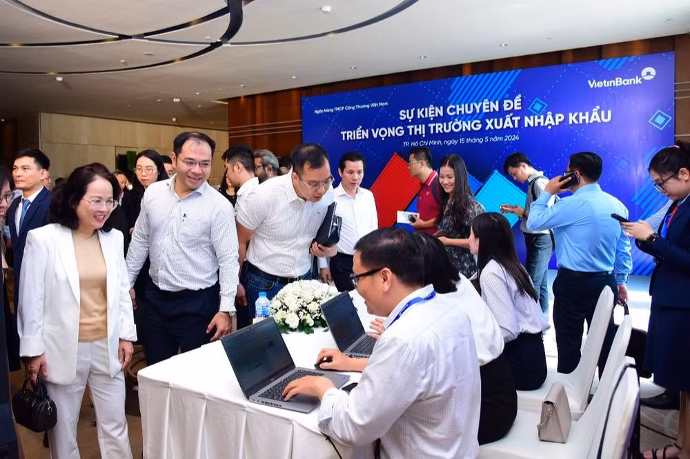 Sự kiện thu hút gần 200 lãnh đạo doanh nghiệp hoạt động trong lĩnh vực xuất nhập khẩu trên toàn quốc tham gia. Sự kiện thu hút gần 200 lãnh đạo doanh nghiệp hoạt động trong lĩnh vực xuất nhập khẩu trên toàn quốc tham gia.