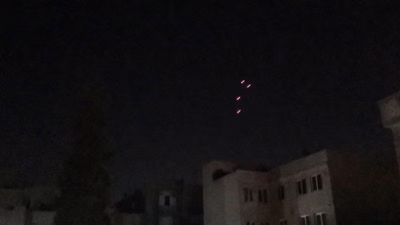 Ánh lửa trên bầu trời thủ đô Tehran (Iran) sau vụ không kích của Israel rạng sáng 26/10/2024. Ảnh: THX/TTXVN