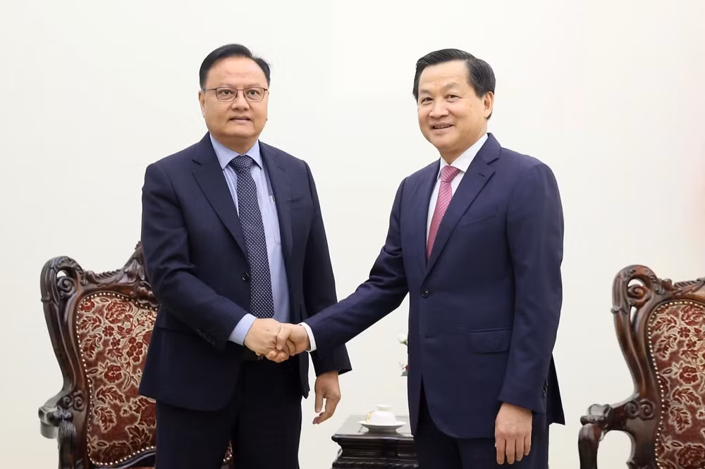Phó Thủ tướng Lê Minh Khái cùng Bộ trưởng Tài chính Lào Santiphab Phomvihane. Phó Thủ tướng Lê Minh Khái cùng Bộ trưởng Tài chính Lào Santiphab Phomvihane.