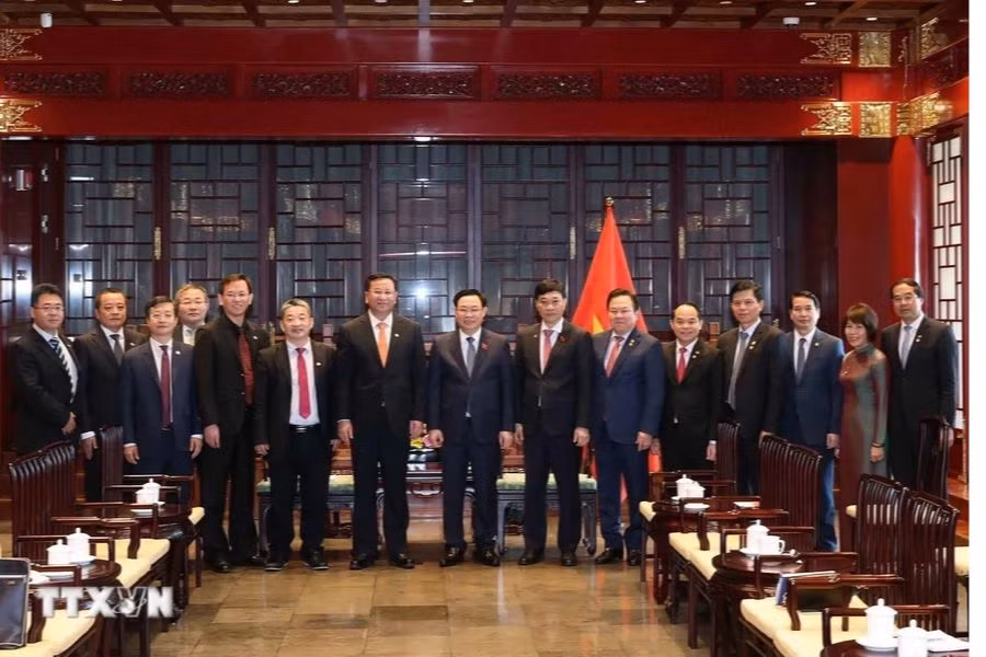 Chủ tịch Quốc hội Vương Đình Huệ chụp ảnh chung với ông Đới Hòa Căn, Chủ tịch Hội đồng quản trị Tập đoàn Xây dựng công trình đường sắt Trung Quốc. (Ảnh: TTXVN) Chủ tịch Quốc hội Vương Đình Huệ chụp ảnh chung với ông Đới Hòa Căn, Chủ tịch Hội đồng quản trị Tập đoàn Xây dựng công trình đường sắt Trung Quốc. (Ảnh: TTXVN)
