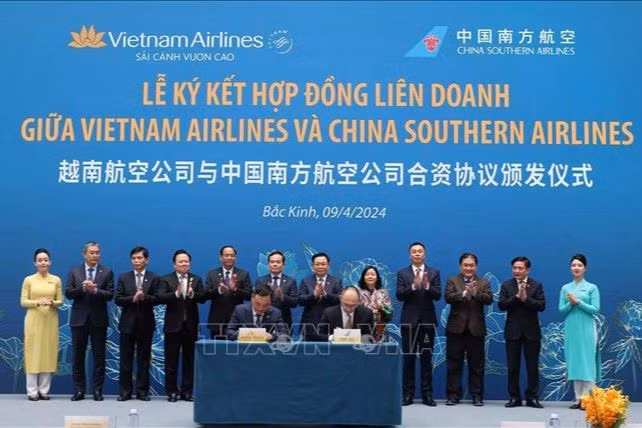 Chủ tịch Quốc hội Vương Đình Huệ chứng kiến lễ ký các văn kiện hợp tác giữa doanh nghiệp Việt Nam và Trung Quốc trong lĩnh vực hàng không và du lịch (Ảnh: TTXVN)