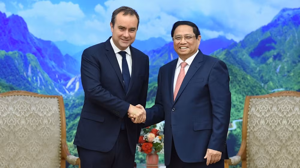 Thủ tướng Phạm Minh Chính cùng Bộ trưởng Quân đội Cộng hòa Pháp Sébastien Lecornu.