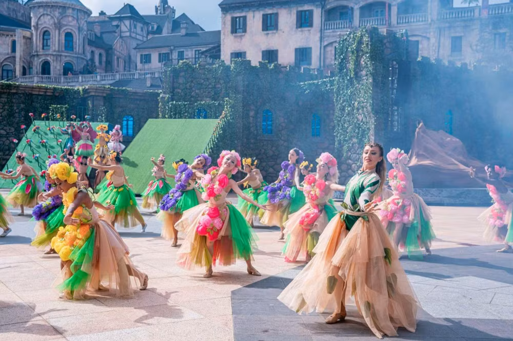 Show diễn điểm nhấn của Bà Nà năm nay - Fairy Blossom với cốt truyện đậm chất cổ tích và kỳ ảo. Show diễn điểm nhấn của Bà Nà năm nay - Fairy Blossom với cốt truyện đậm chất cổ tích và kỳ ảo.