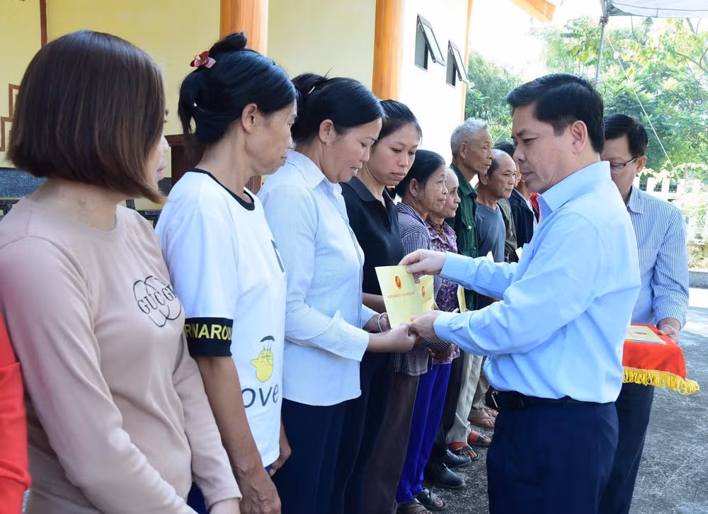 Đồng chí Nguyễn Văn Thể, Ủy viên Trung ương Đảng, Bí thư Đảng ủy Khối các cơ quan Trung ương tặng quà các gia đình có hoàn cảnh khó khăn tại xã Minh Thanh.