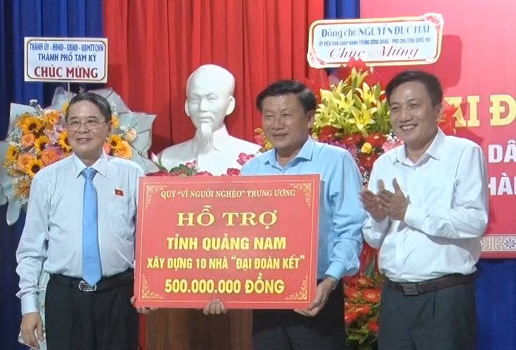 Phó Chủ tịch Quốc hội Nguyễn Đức Hải trao biển hỗ trợ xây dựng 10 nhà Đại Đoàn kết cho nhân dân tỉnh Quảng Nam.