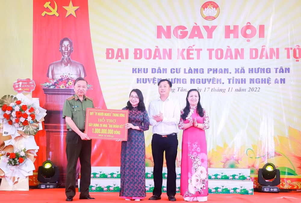 Dịp này, thay mặt đoàn công tác, Đại tướng Tô Lâm trao tặng 20 ngôi nhà đại đoàn kết, trị giá một tỷ đồng, cho các hộ nghèo trên địa bàn huyện Hưng Nguyên. Dịp này, thay mặt đoàn công tác, Đại tướng Tô Lâm trao tặng 20 ngôi nhà đại đoàn kết, trị giá một tỷ đồng, cho các hộ nghèo trên địa bàn huyện Hưng Nguyên.