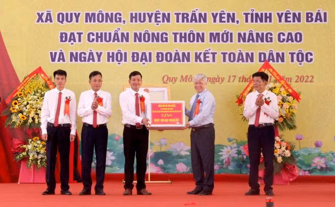 Đồng chí Đỗ Văn Chiến tặng quà và tham gia ngày hội đại đoàn kết toàn dân tộc tại xã Quy Mông.