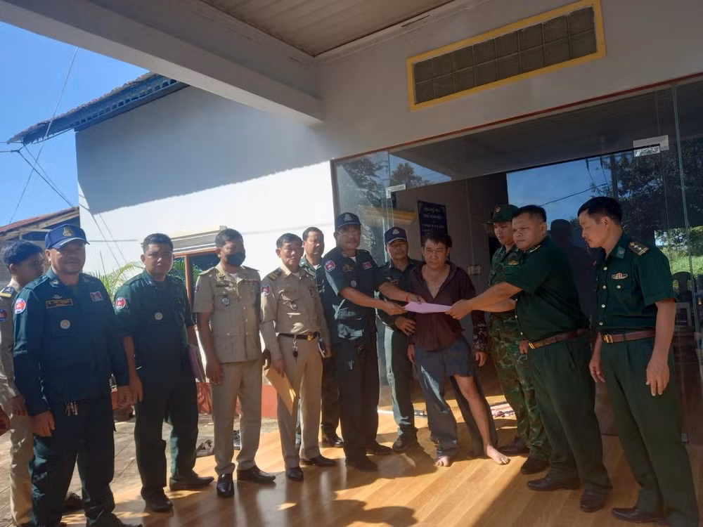 Lực lượng chức năng biên giới Campuchia bàn giao đối tượng Lê Hoàng Thanh cho lực lượng Biên phòng Việt Nam tại Đồn Biên phòng Cửa khẩu Lộc Thịnh, tỉnh Bình Phước.