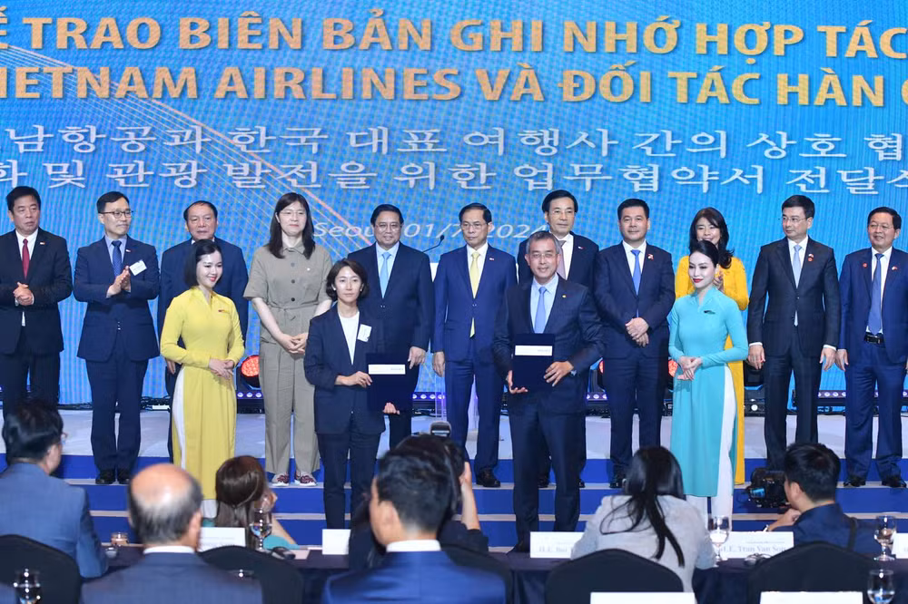 Thủ tướng Phạm Minh Chính chứng kiến lễ trao Biên bản thỏa thuận hợp tác giữa Vietnam Airlines với các đối tác Hàn Quốc tại Diễn đàn.