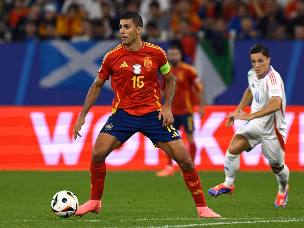 Rodri là nhân tố không thể thiếu của Tây Ban Nha và Man City. (Ảnh: TalkSport) Rodri là nhân tố không thể thiếu của Tây Ban Nha và Man City. (Ảnh: TalkSport)
