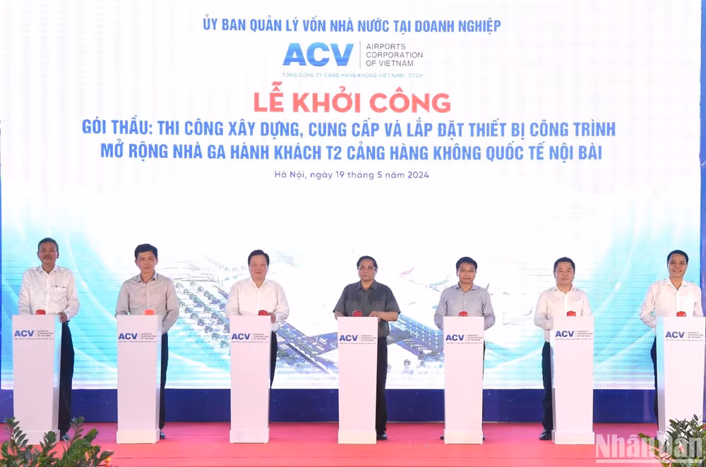 Thủ tướng Phạm Minh Chính và các đồng chí lãnh đạo thực hiện nghi thức khởi công dự án.