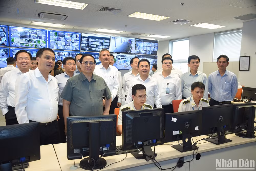 Thủ tướng Phạm Minh Chính thăm Trung tâm An ninh cụm cảng Nội Bài.