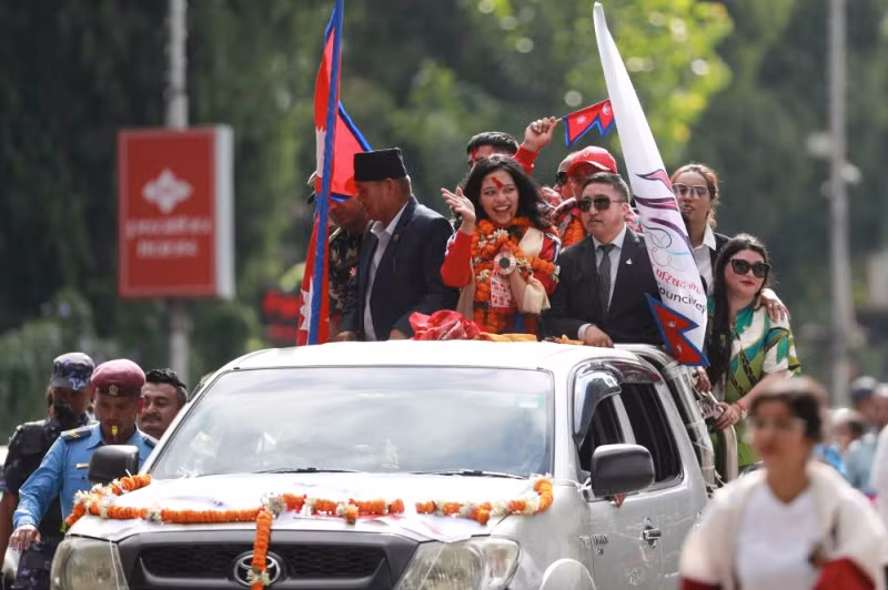 Chiếc xe chở Palesha Goverdhan trên đường phố thủ đô Kathmandu. (Ảnh: The Himalayan Times)