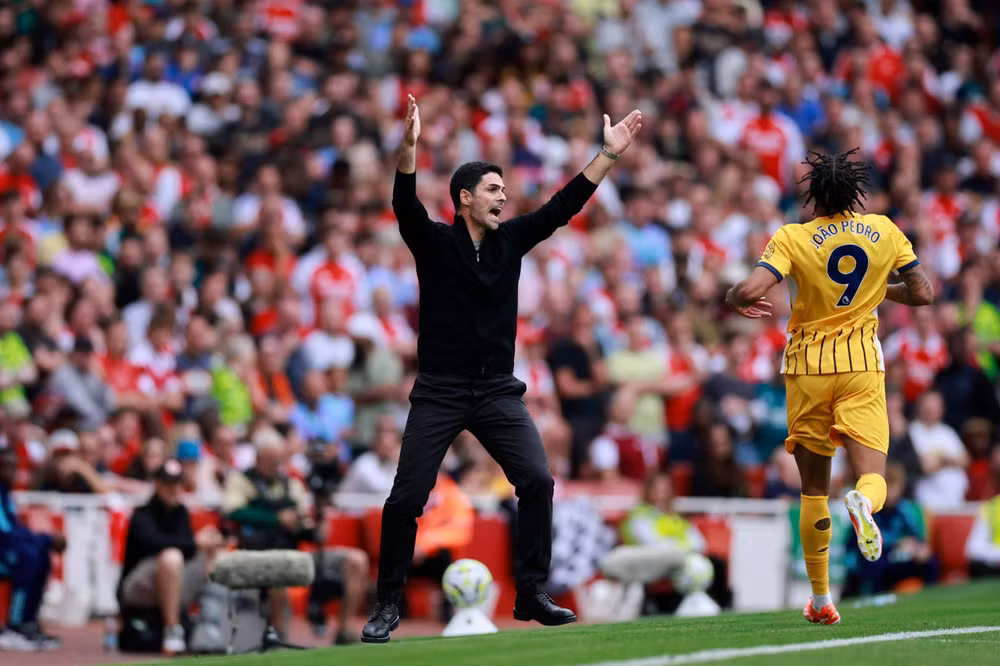 Arteta phản ứng với quyết định của trọng tài. (Ảnh: Getty)