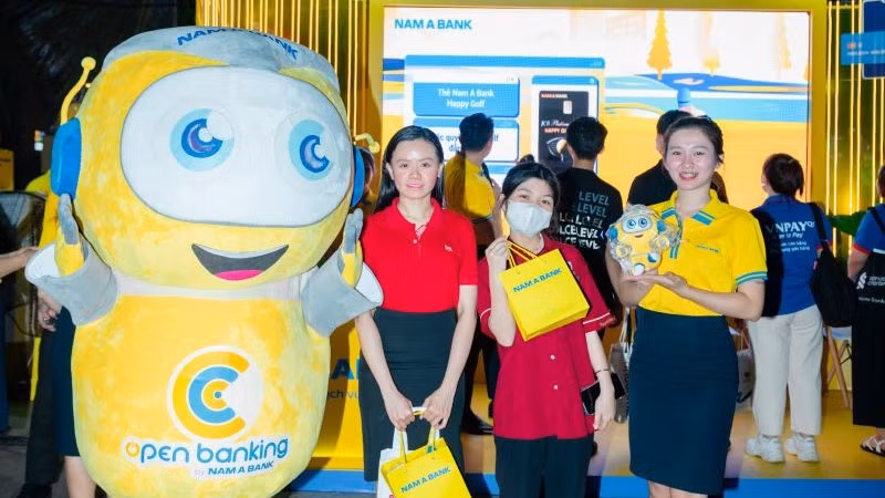 Khách hàng tham gia mini game và nhận quà tặng từ Nam A Bank.